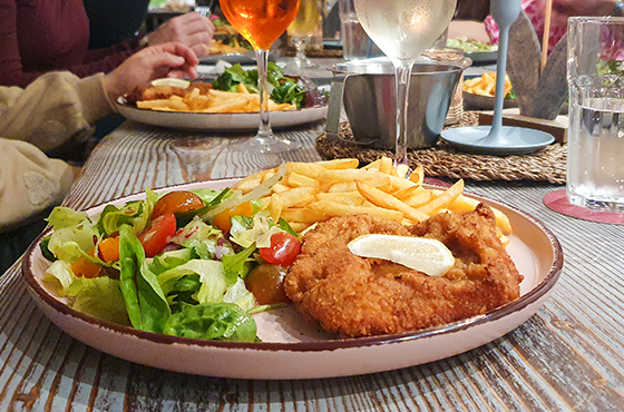 Die Julia, Julia Jakobs, Event, Küche, Eventküche, Restaurant, Clubhaus, Siepental, Essen, Essen-Bergerhausen, Startseite, Bild von leckerer Speise auf Tisch mit Gästen