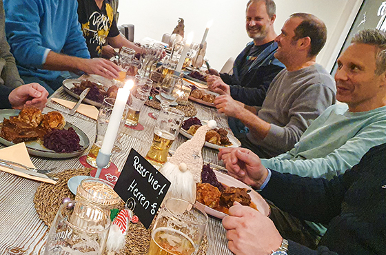 Die Julia, Julia Jakobs, Event, Küche, Eventküche, Restaurant, Clubhaus, Siepental, Essen, Essen-Bergerhausen, Philosophie, Bild von Gästen an gedecktem Tisch mit Speisen und Getränken